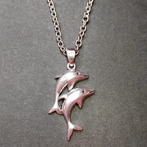 Kép 1/3 - két-delfines-medál-nyaklánccal