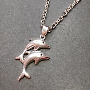 Kép 3/3 - két-delfines-medál-nyaklánccal