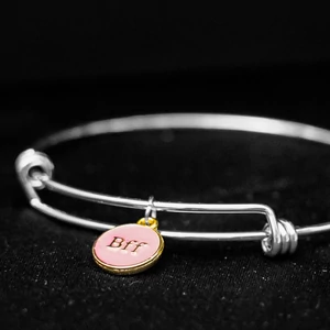 Kép 2/2 - bff-pink-charm-ezüst-szinu-karperecen