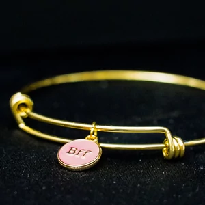 Kép 2/2 - bff-pink-medal-arany-szinu-karperecen
