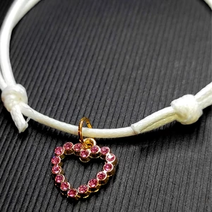 Kép 2/2 - Fehér-zsinórszövet-karkötő-pink-kristály-szív-charmmal