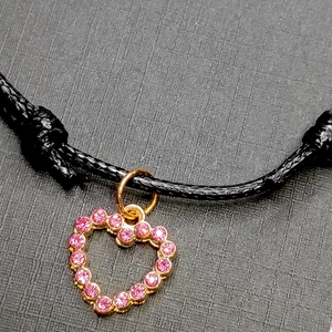 Kép 2/2 - Fekete-zsinórszövet-karkötő-pink-kristály-szív-charmmal