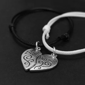 Kép 2/2 - páros-fekete-zsinórszövet-karkötő-best-friends-charmmal