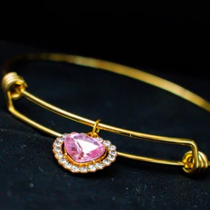 Kép 2/2 - pink-kristály-sziv-medal-arany-szinu-karperecen