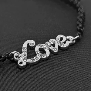 Kép 2/2 - love-felirat-makramé-karkötő