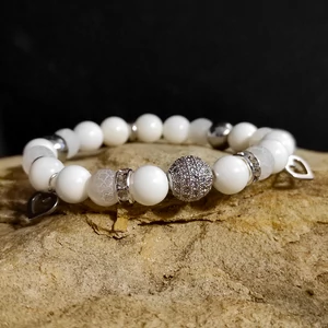 Kép 5/5 - Silver Beads of Love – Achát, kagyló és hematit ásvány karkötő Szív charmmal vagy anélkül, dobozban