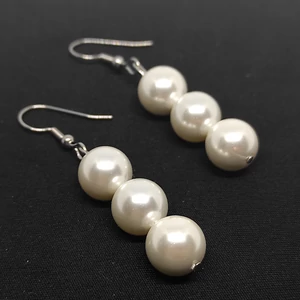 Kép 7/8 - White Sparkle – Gyöngy exkluzív ékszerszett (nyaklánc + karkötő + fülbevaló) dobozban