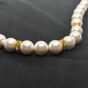 Kép 8/8 - White Sparkle – Gyöngy exkluzív ékszerszett (nyaklánc + karkötő + fülbevaló) dobozban
