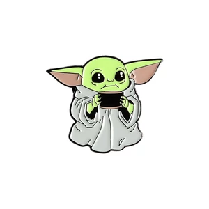 Kép 1/5 - baby-yoda-kitűző