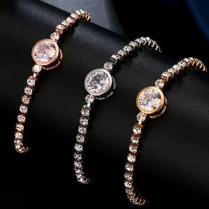 Kép 3/4 - Kristályokkal kirakott karkötő kerek dísszel, rose gold színű - állítható méret