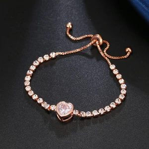 Kép 4/4 - Kristályokkal kirakott karkötő szív dísszel, rose gold színű - állítható méret