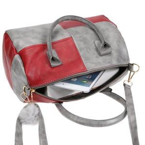 PEGGYBUY szürke-piros műbőr patchwork válltáska pompom nélkül
