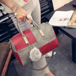 PEGGYBUY szürke-piros műbőr patchwork válltáska pompom nélkül