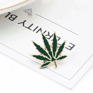 Kép 4/4 - cannabis-kitűző