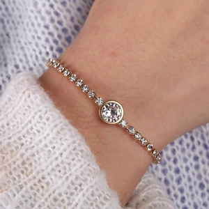 Kép 2/4 - Kristályokkal kirakott karkötő kerek dísszel, rose gold színű - állítható méret