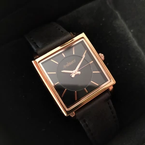 Kép 4/4 - Elegáns, üzleties, bőrszíjas ARABIANS márkájú karóra, extra kidolgozású dobozban (36mm)