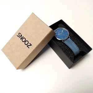 Kép 2/3 - SNOOZ letisztult bőrszíjas üzleti stílusú uniszex óra, kék népi motívumos számlappal (41 MM)
