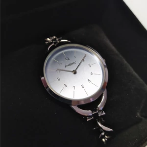 Kép 2/3 - ARABIANS acélszíjas elegáns női karóra ezüst színű számlappal, (33 MM) - saját márkás igényes dobozban