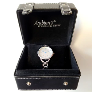 Kép 3/4 - ARABIANS acélszíjas elegáns női karóra, (33 MM) - saját márkás igényes dobozban