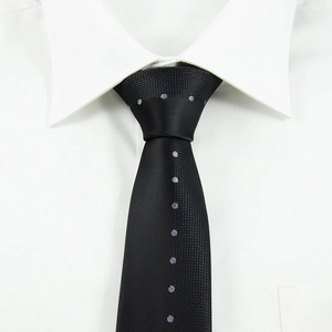 fekete nyakkendő pöttyökkel
