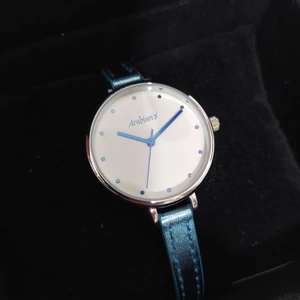 Kép 3/3 - Arabians női óra vékony bőr szíjjal, kék (33 MM) - dobozban