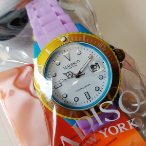 Kép 2/2 - MADISON New York vidám, cseppálló, dátumkijelzős női karóra (40 MM), 5 ATM (limitált kiadás)