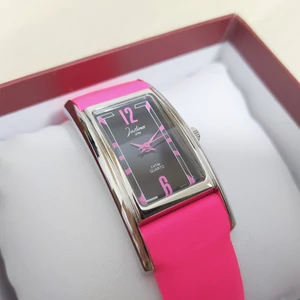 Kép 4/5 - JUSTINA 1898 elegáns, élénk pink bőrszíjas, kis számlapos cseppálló női karóra (22 MM)