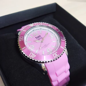 Kép 2/6 - TOM WATCH szilikonszíjas, nagy számlapos (44 MM), cseppálló női karóra, 5 ATM - Videóbemutatóval