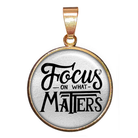 Focus on what matters (Arra figyelj ami számít)-medál-lánccal-vagy-választható-karkötőre-fülbevalóra