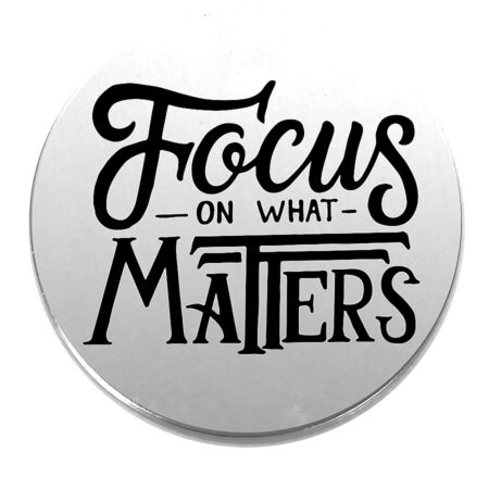 Acél-Focus-on-what-matters-kitűző