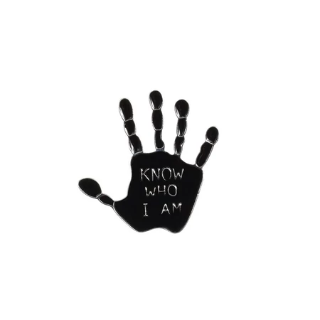 'Know who I am' (Tudd, ki vagyok) kéz kitűző