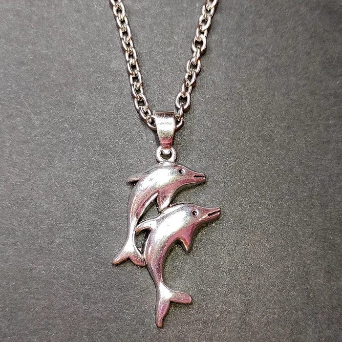 két-delfines-medál-nyaklánccal
