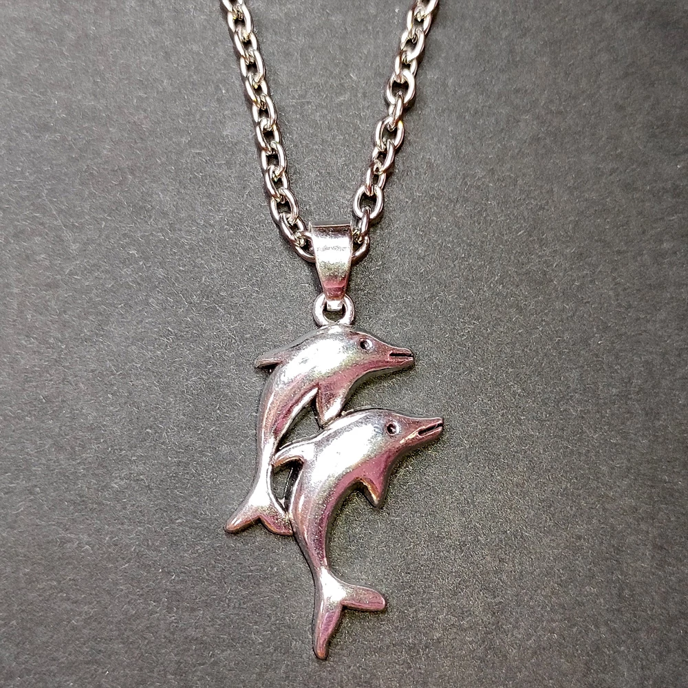 Két delfines medál lánccal, ezüst színű
