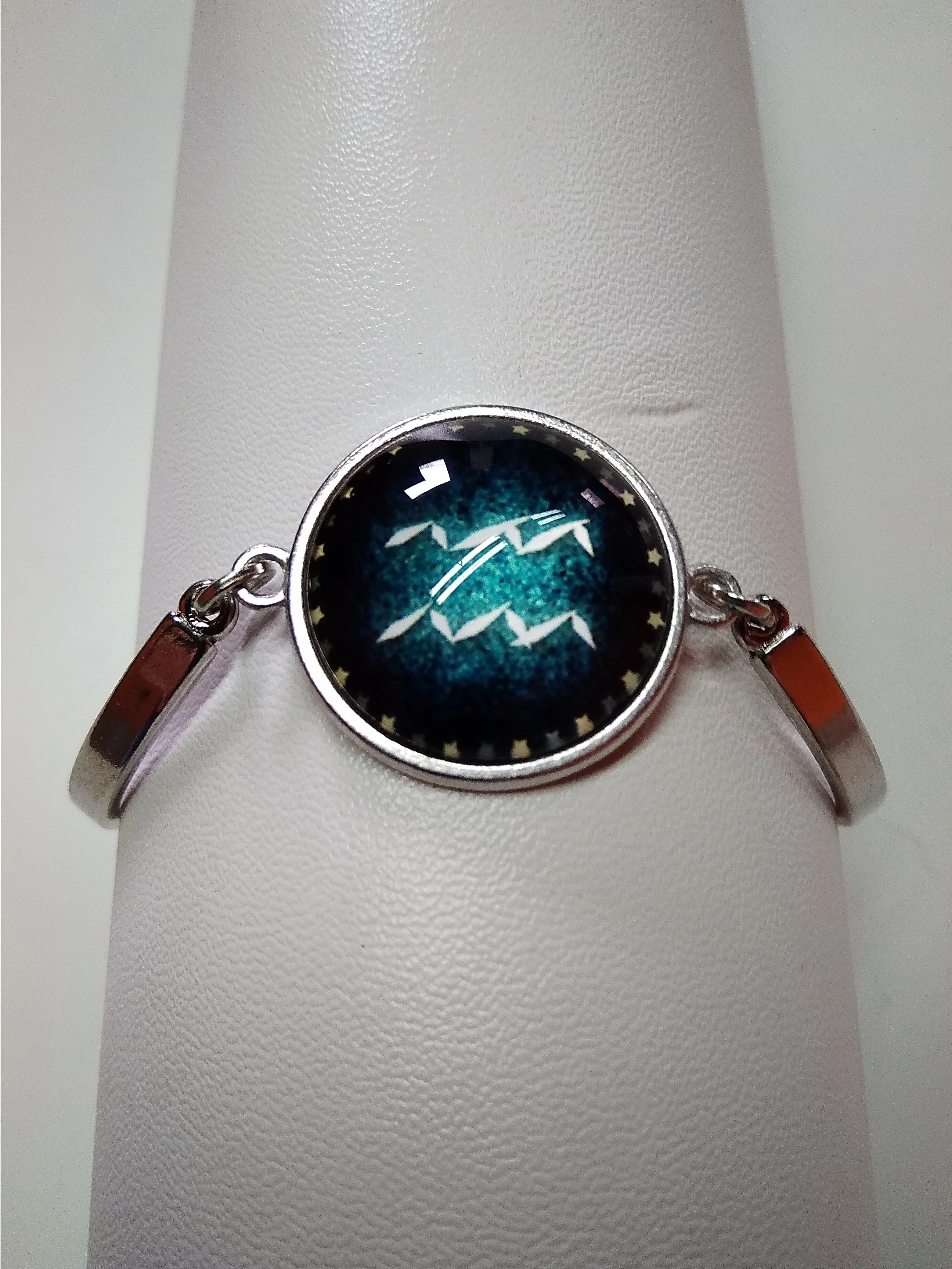 Csillagjegy karkötő, szép zöld medállal, vízöntő (Aquarius)