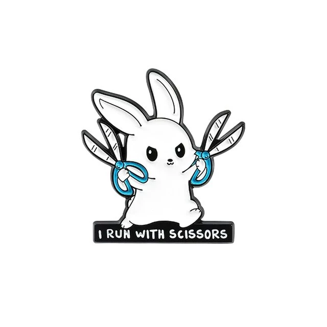 'I run with scissors! Ollókkal futok!' kerge nyuszi kitűző